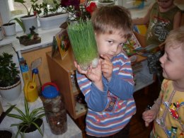 Ребенок с результатом эксперимента